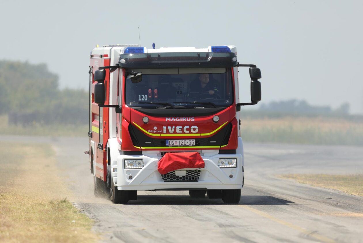 Vatrogasci gase požar pšenice