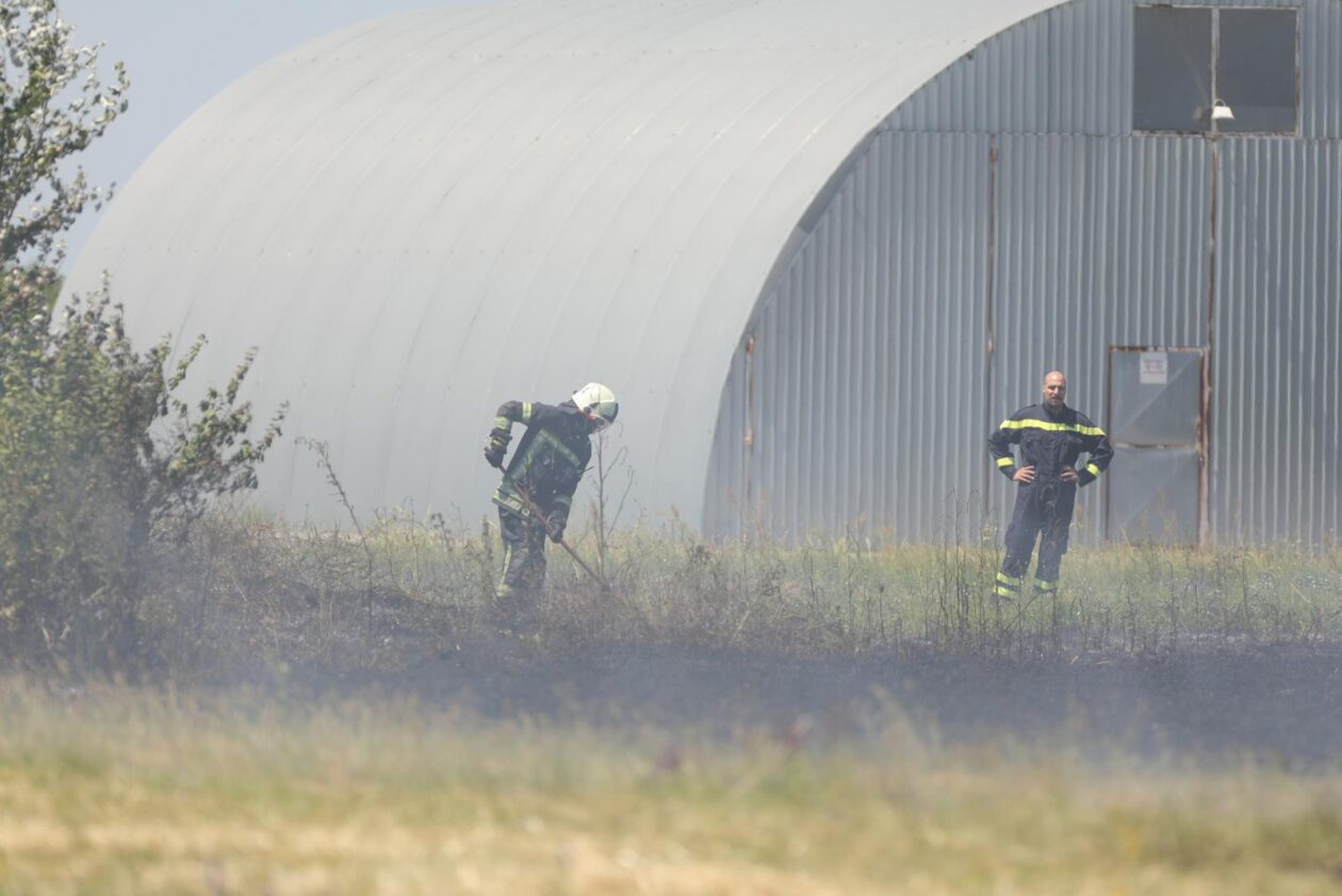 Vatrogasci gase požar pšenice