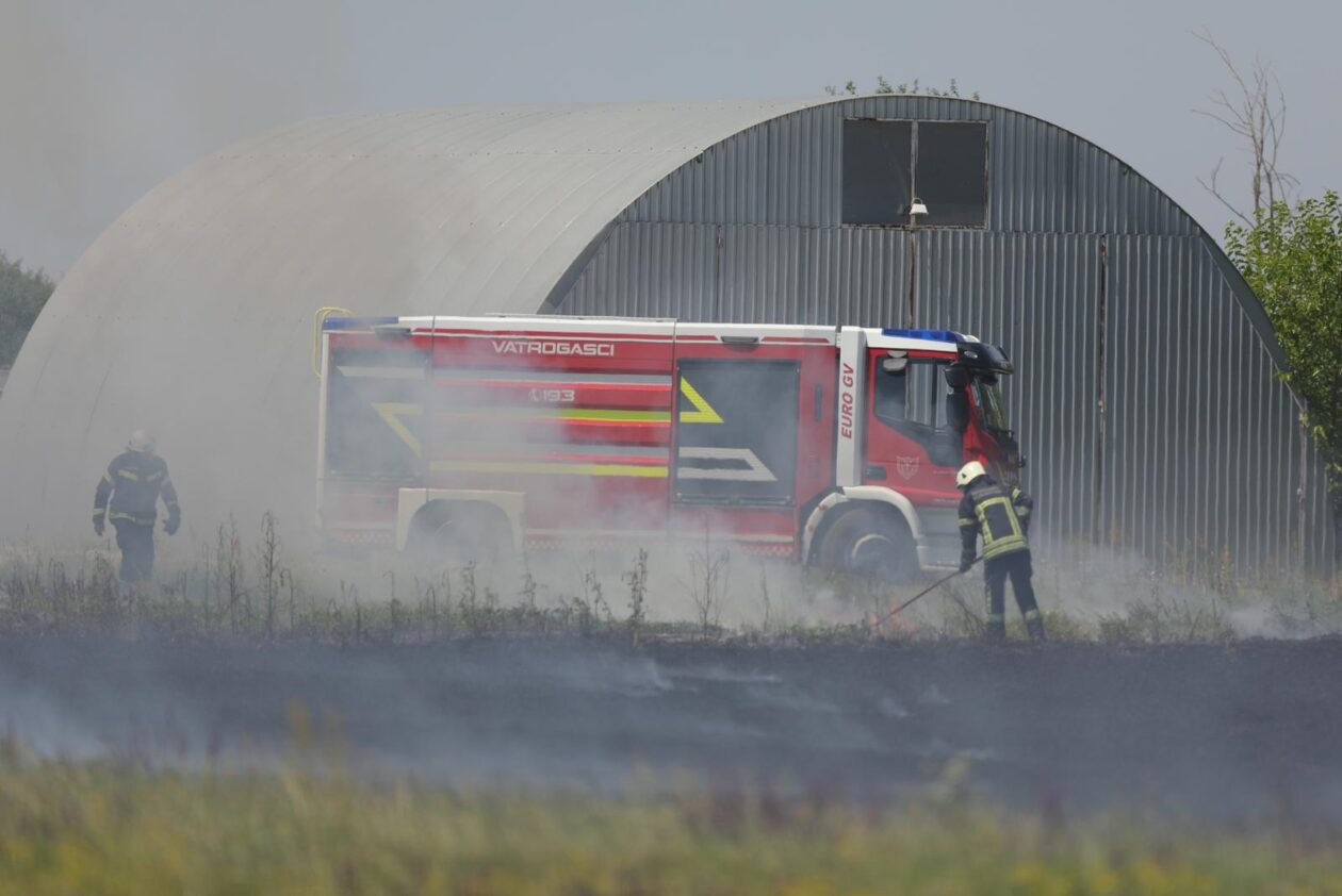 Vatrogasci gase požar pšenice