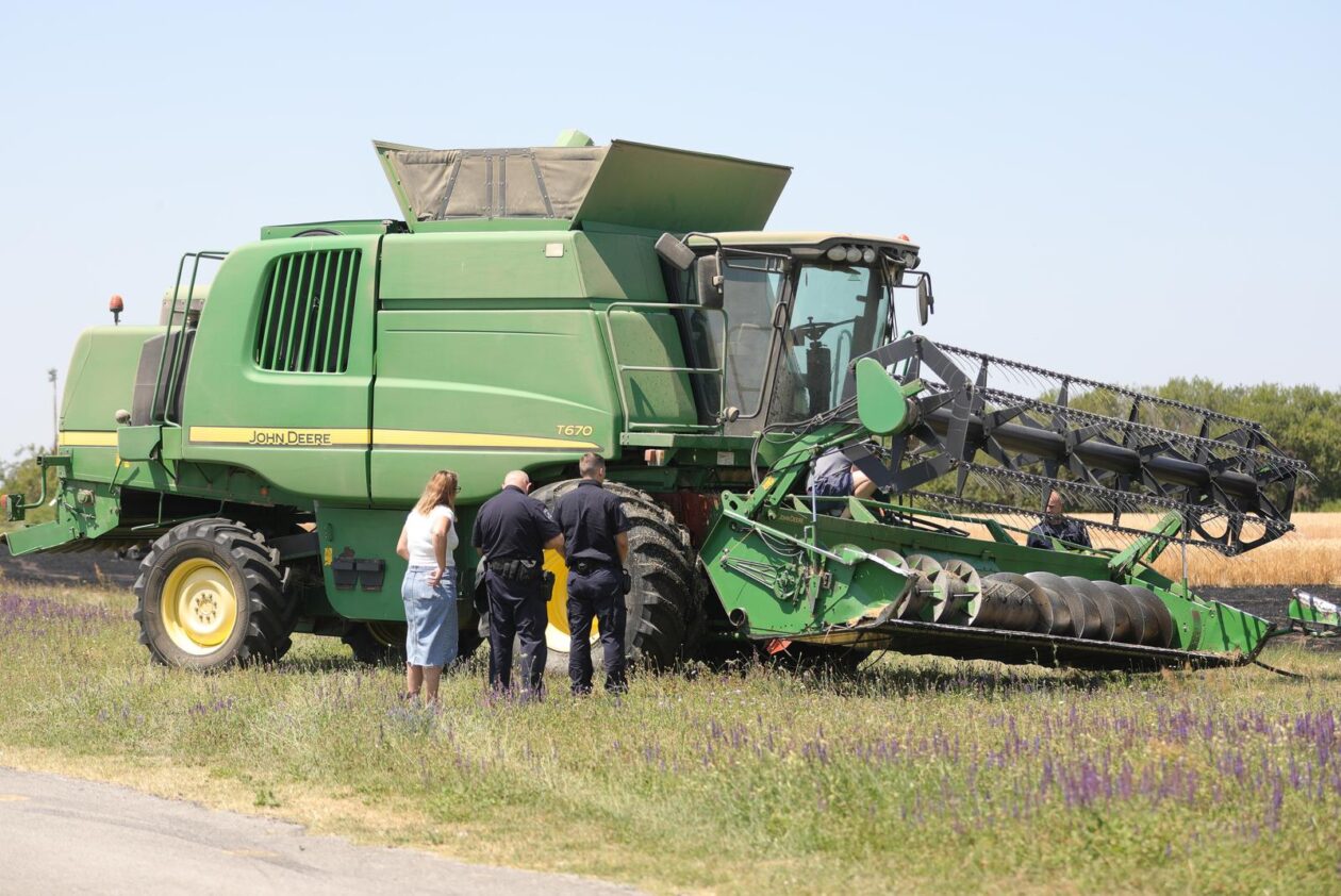 Vatrogasci gase požar pšenice