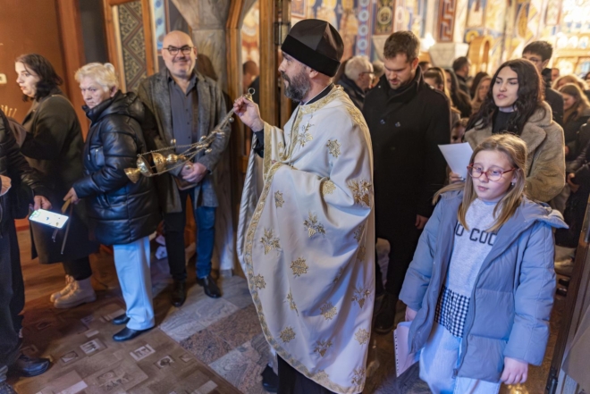 Osijek: U crkvi Uspenja Presvete Bogorodice održano bogoslužje te tradicionalno paljenje badnjaka ispred crkve
