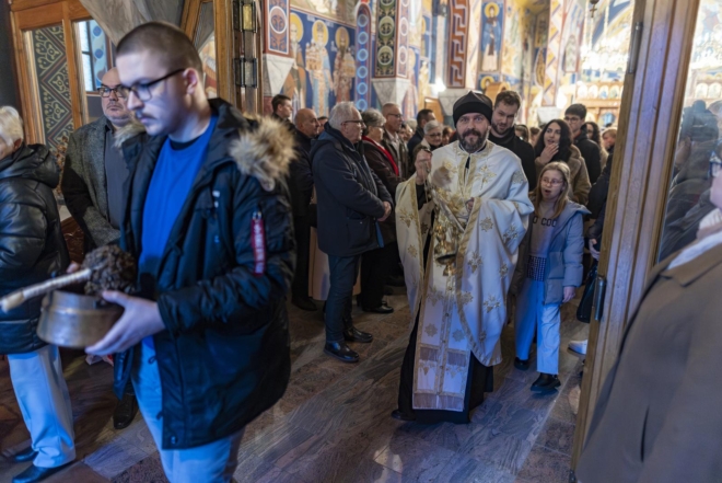 Osijek: U crkvi Uspenja Presvete Bogorodice održano bogoslužje te tradicionalno paljenje badnjaka ispred crkve