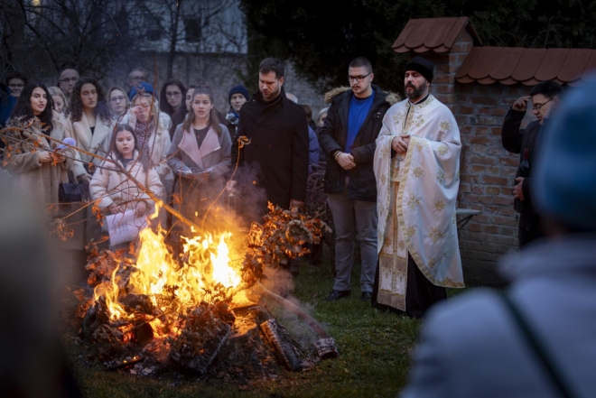 Osijek: U crkvi Uspenja Presvete Bogorodice održano bogoslužje te tradicionalno paljenje badnjaka ispred crkve