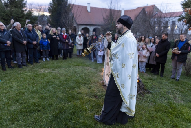 Osijek: U crkvi Uspenja Presvete Bogorodice održano bogoslužje te tradicionalno paljenje badnjaka ispred crkve