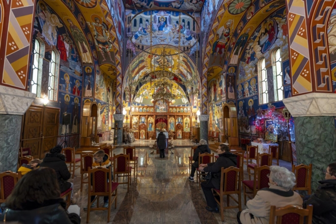 Osijek: U crkvi Uspenja Presvete Bogorodice održano bogoslužje te tradicionalno paljenje badnjaka ispred crkve
