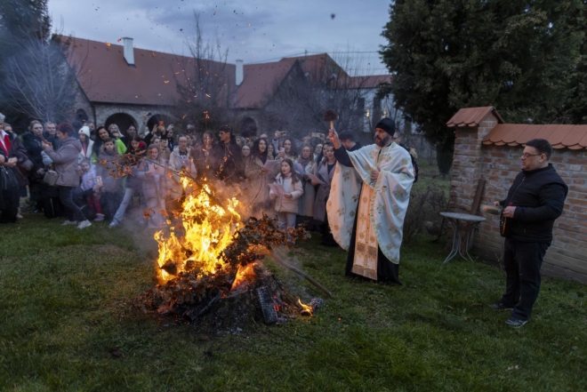 Osijek: U crkvi Uspenja Presvete Bogorodice održano bogoslužje te tradicionalno paljenje badnjaka ispred crkve