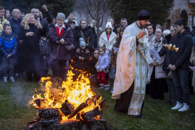 Osijek: U crkvi Uspenja Presvete Bogorodice održano bogoslužje te tradicionalno paljenje badnjaka ispred crkve