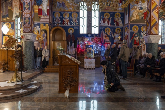 Osijek: U crkvi Uspenja Presvete Bogorodice održano bogoslužje te tradicionalno paljenje badnjaka ispred crkve