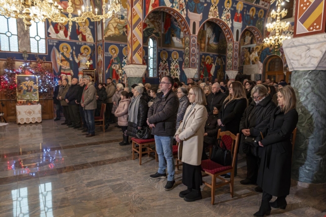 Osijek: U crkvi Uspenja Presvete Bogorodice održano bogoslužje te tradicionalno paljenje badnjaka ispred crkve