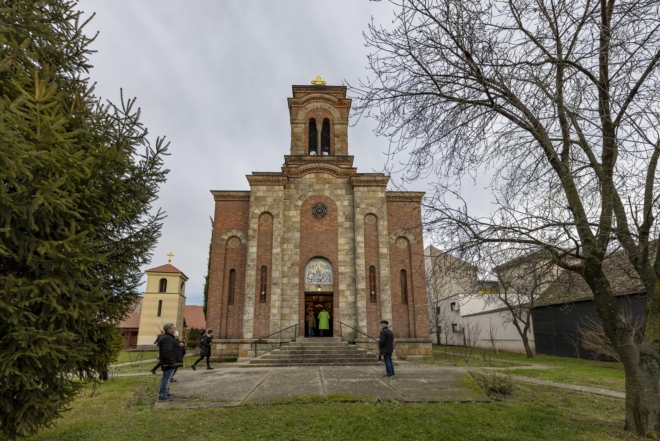 Osijek: U crkvi Uspenja Presvete Bogorodice održano bogoslužje te tradicionalno paljenje badnjaka ispred crkve