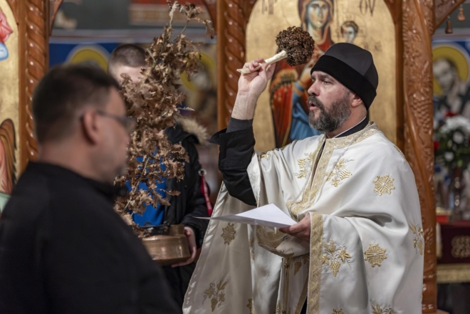 Osijek: U crkvi Uspenja Presvete Bogorodice održano bogoslužje te tradicionalno paljenje badnjaka ispred crkve
