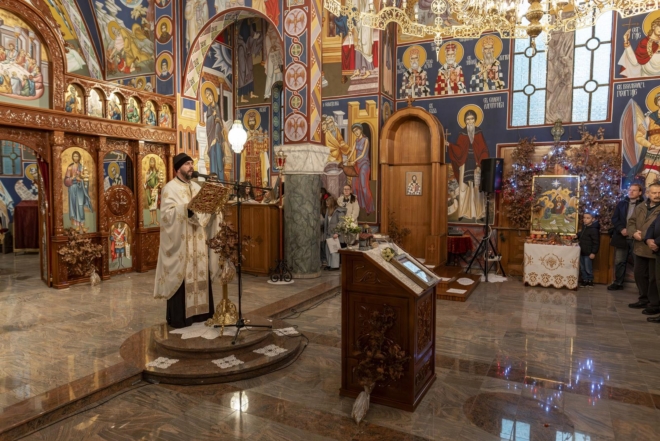 Osijek: U crkvi Uspenja Presvete Bogorodice održano bogoslužje te tradicionalno paljenje badnjaka ispred crkve