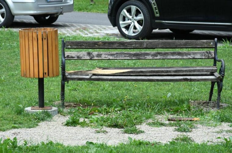 klupa u parku klupa u parku