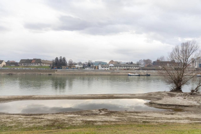 Niski vodostaj Drave kod Osijeka