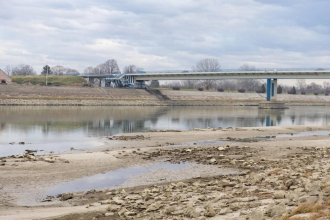 Niski vodostaj Drave kod Osijeka