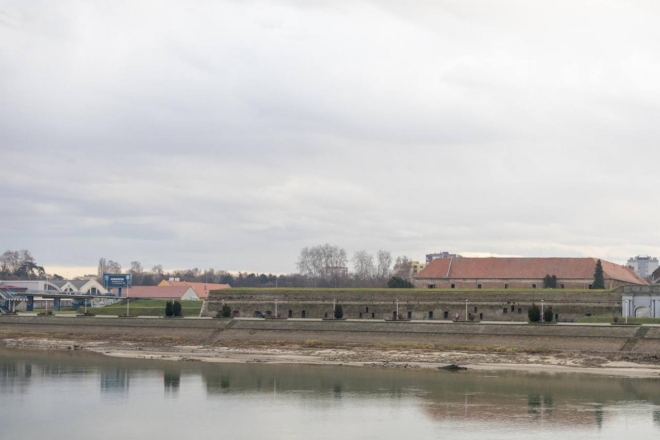 Niski vodostaj Drave kod Osijeka