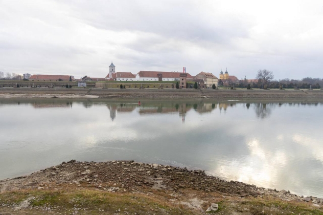Niski vodostaj Drave kod Osijeka