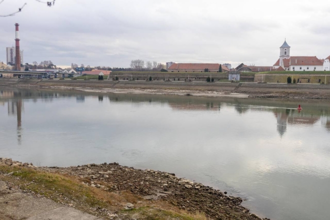 Niski vodostaj Drave kod Osijeka