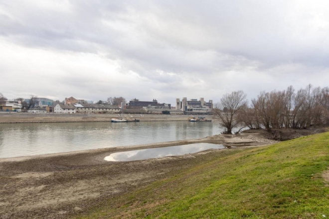 Niski vodostaj Drave kod Osijeka