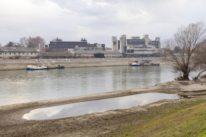 Niski vodostaj Drave kod Osijeka