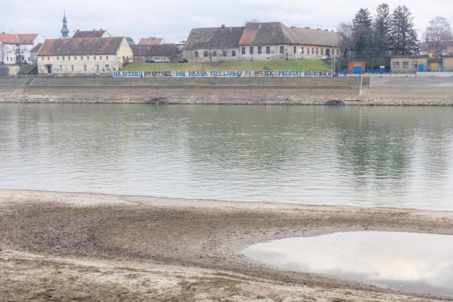 Niski vodostaj Drave kod Osijeka