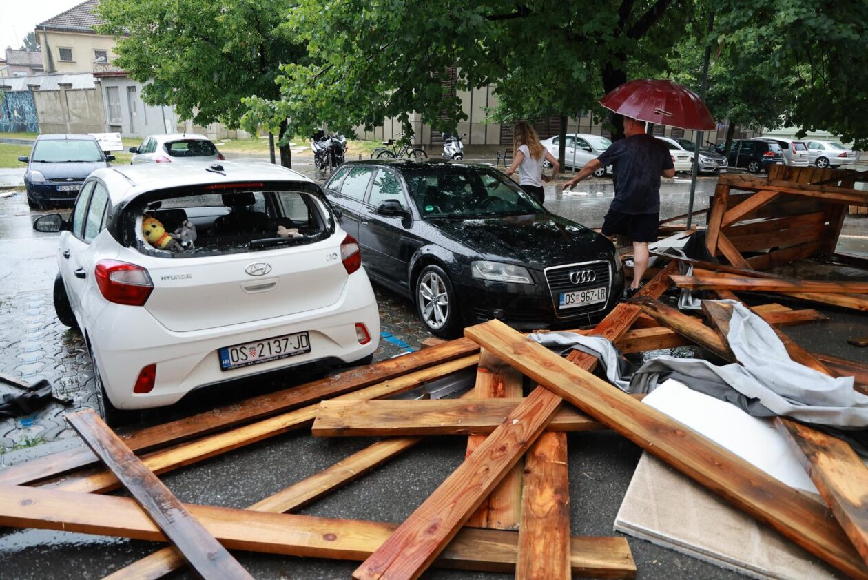 Vjetar srušio skelu glavne pošte u Osijeku