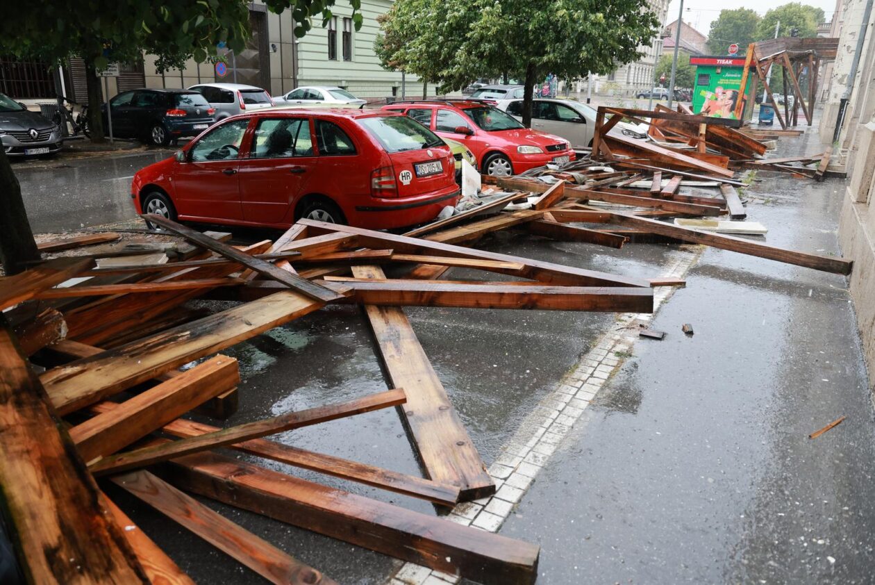 Vjetar srušio skelu glavne pošte u Osijeku