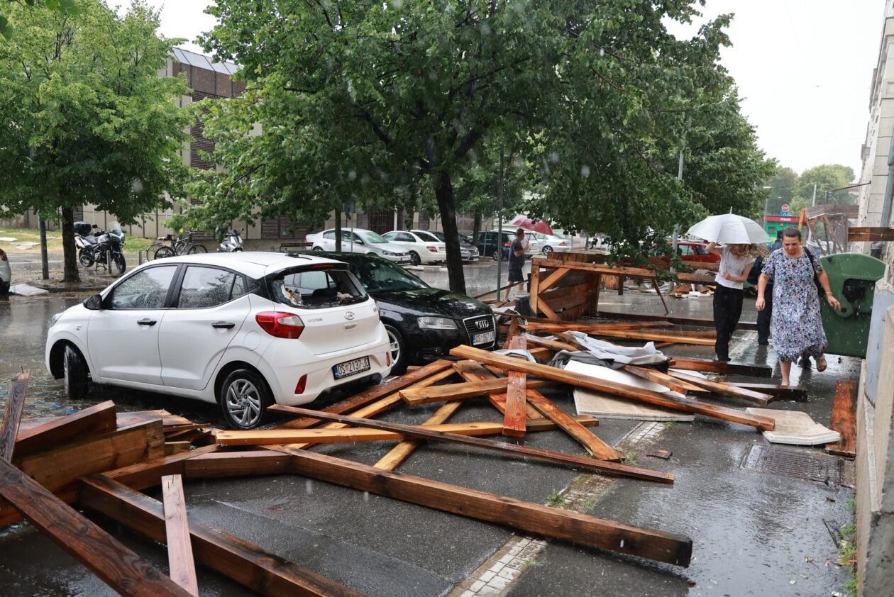 Vjetar srušio skelu glavne pošte u Osijeku