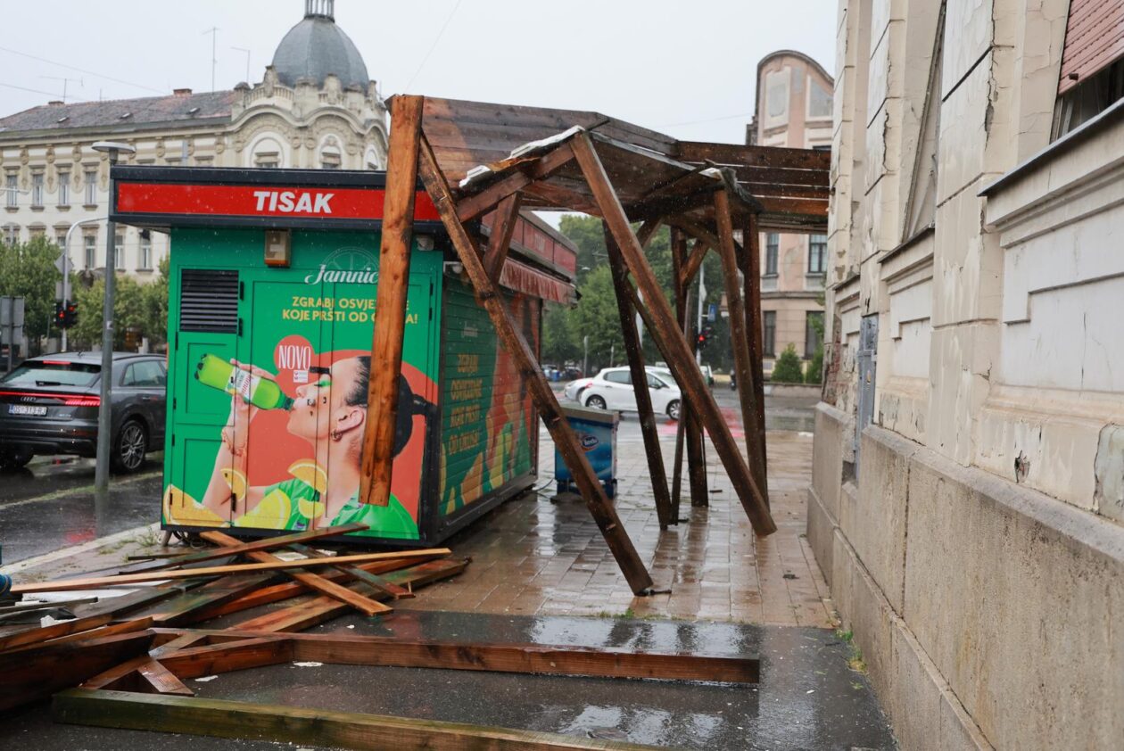 Vjetar srušio skelu glavne pošte u Osijeku