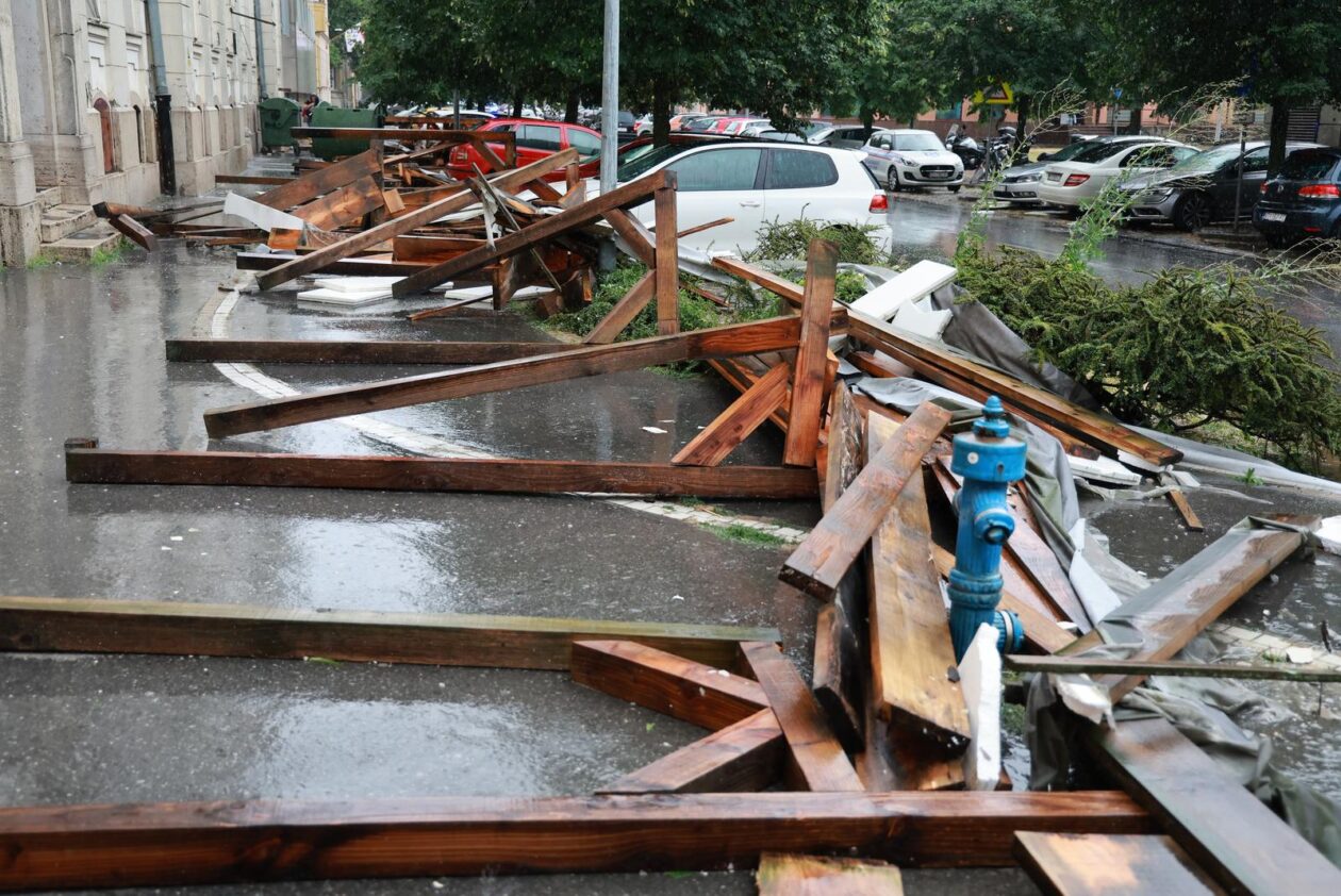 Vjetar srušio skelu glavne pošte u Osijeku
