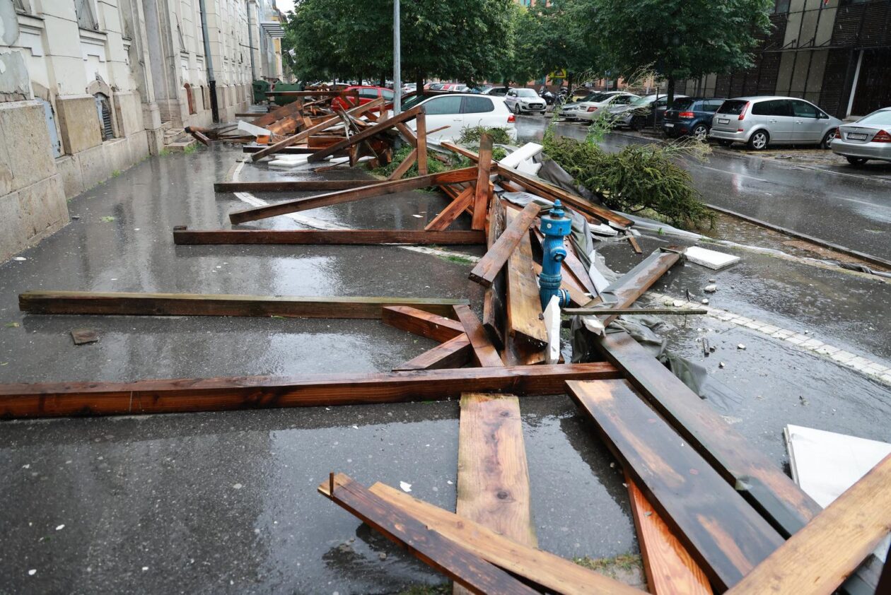 Vjetar srušio skelu glavne pošte u Osijeku