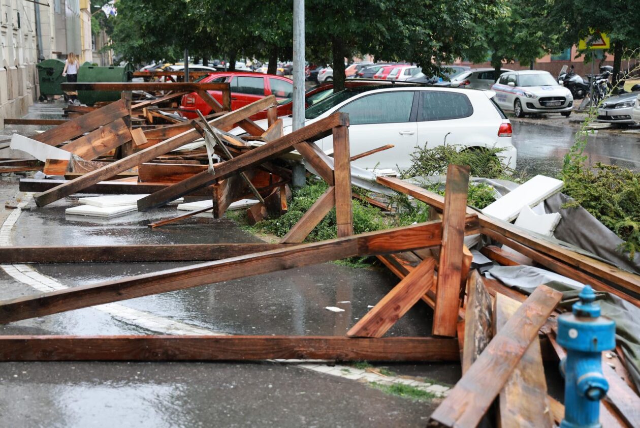 Vjetar srušio skelu glavne pošte u Osijeku