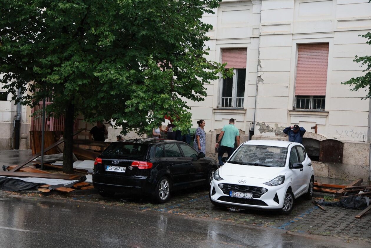 Vjetar srušio skelu glavne pošte u Osijeku