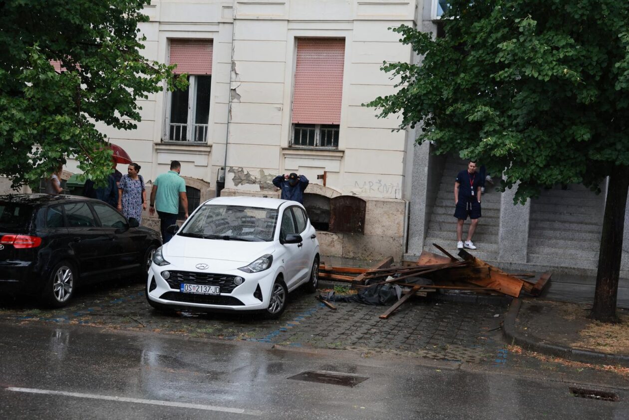 Vjetar srušio skelu glavne pošte u Osijeku