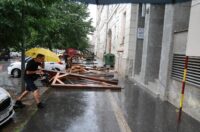 Vjetar srušio skelu glavne pošte u Osijeku