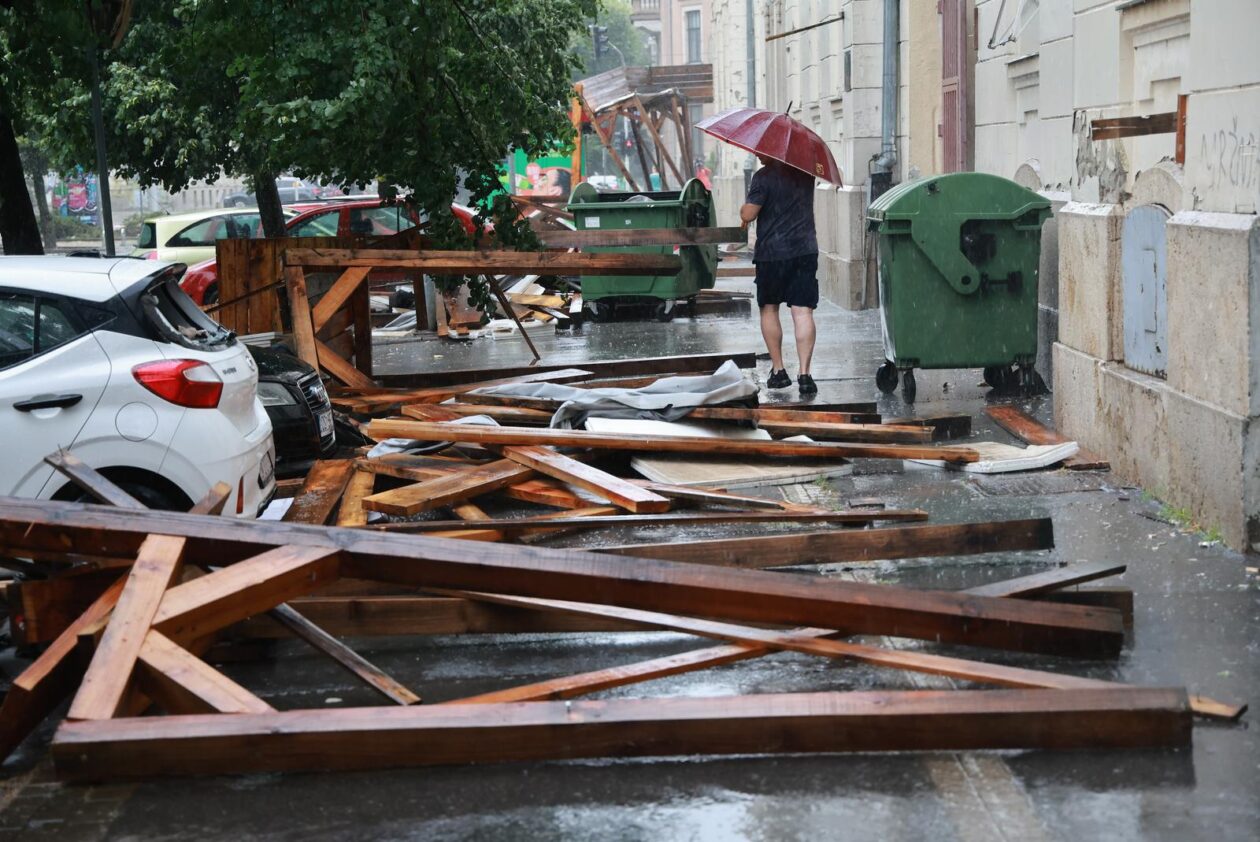 Vjetar srušio skelu glavne pošte u Osijeku