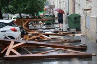 Vjetar srušio skelu glavne pošte u Osijeku