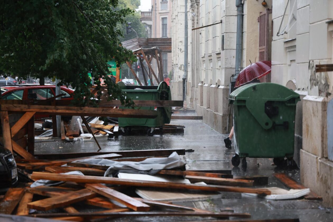 Vjetar srušio skelu glavne pošte u Osijeku