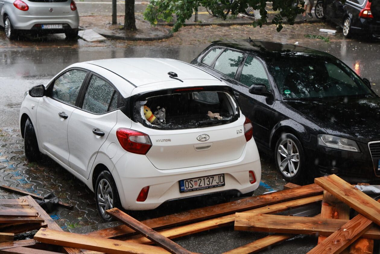 Vjetar srušio skelu glavne pošte u Osijeku