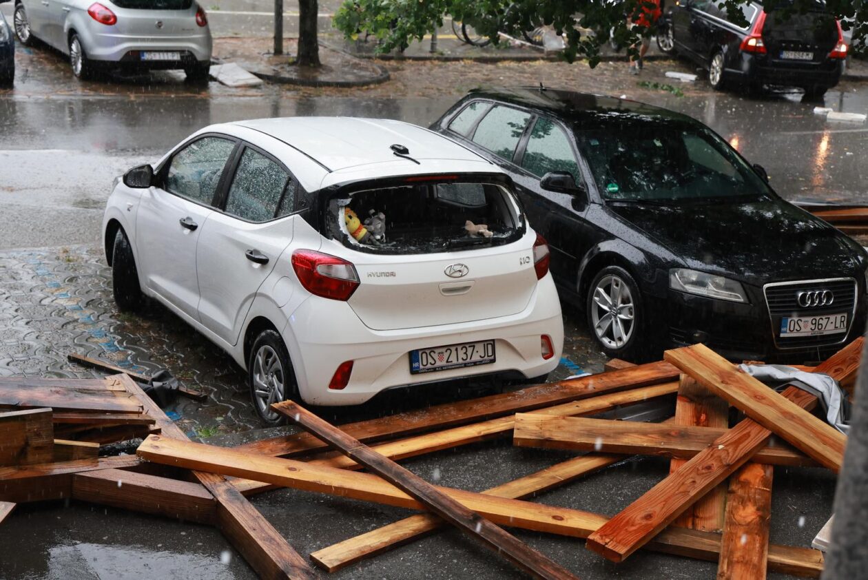 Vjetar srušio skelu glavne pošte u Osijeku