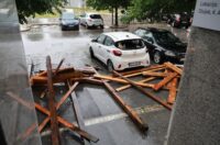 Vjetar srušio skelu glavne pošte u Osijeku