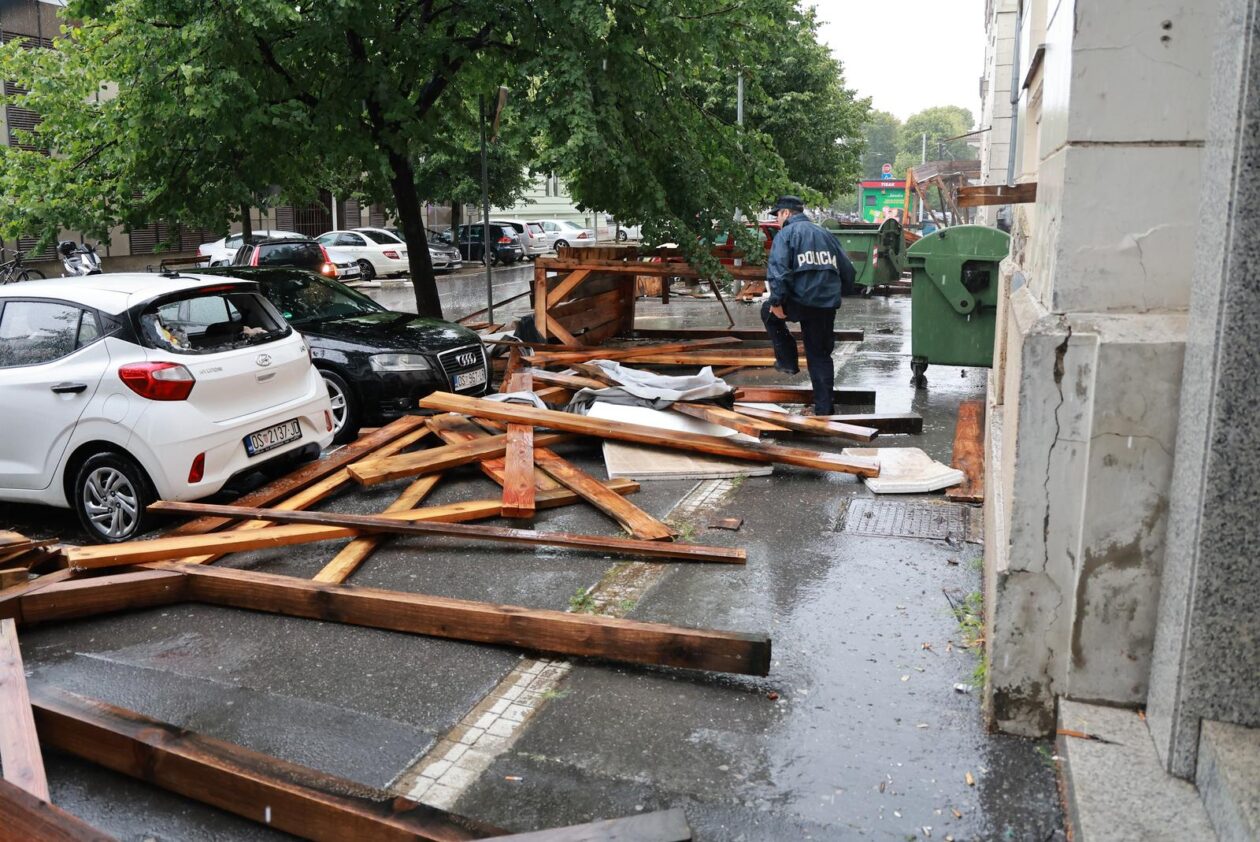Vjetar srušio skelu glavne pošte u Osijeku
