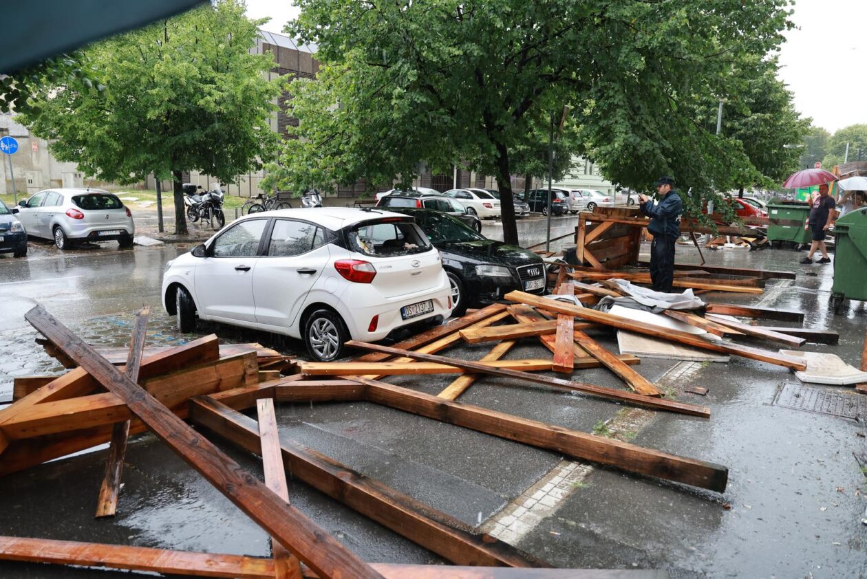 Vjetar srušio skelu glavne pošte u Osijeku