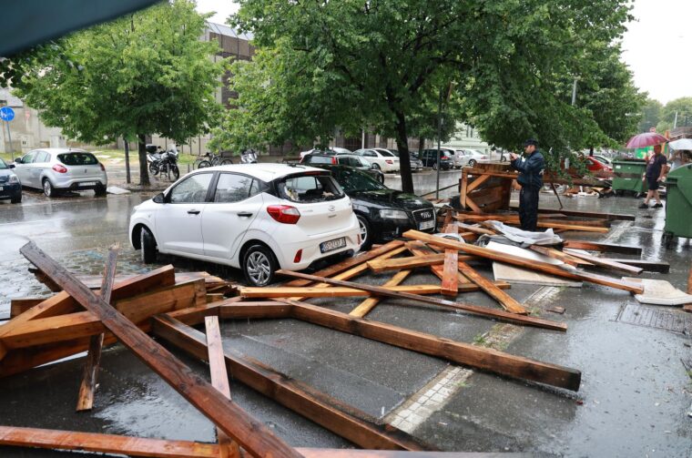 Vjetar srušio skelu glavne pošte u Osijeku
