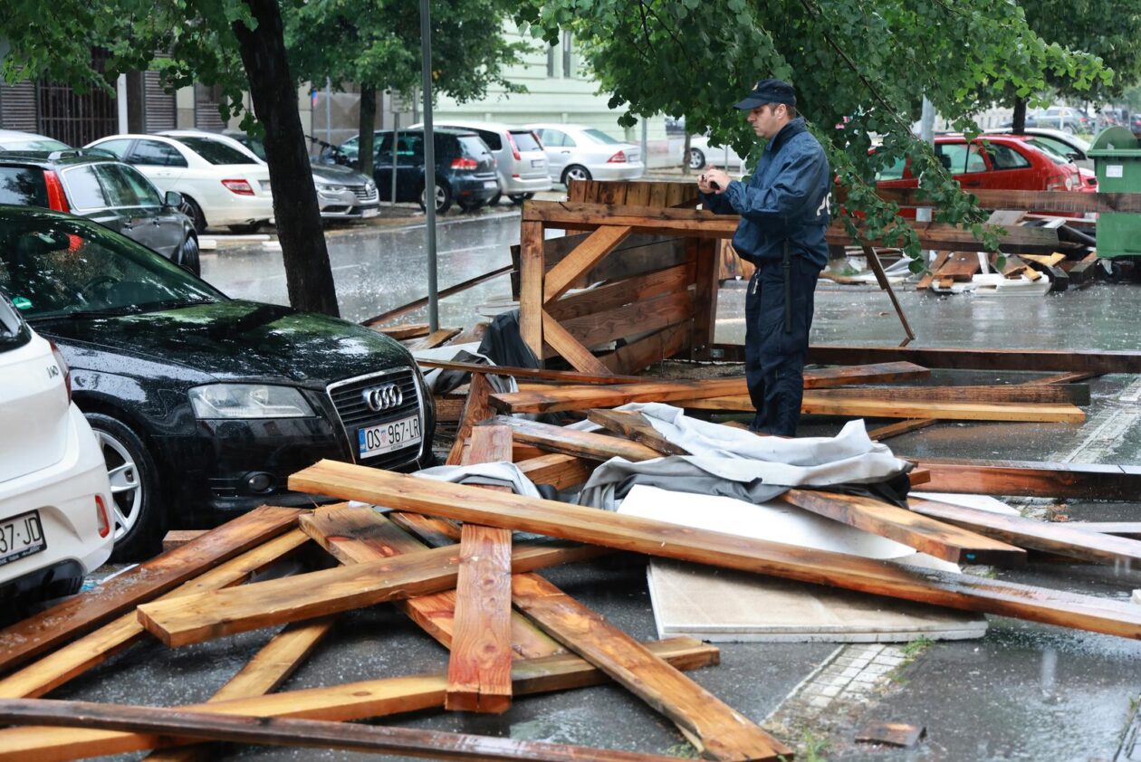 Vjetar srušio skelu glavne pošte u Osijeku