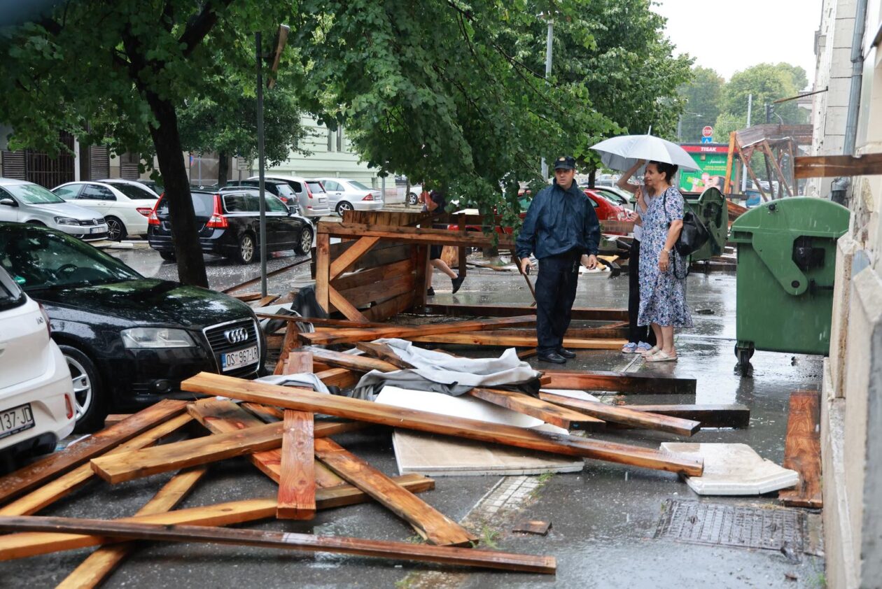 Vjetar srušio skelu glavne pošte u Osijeku