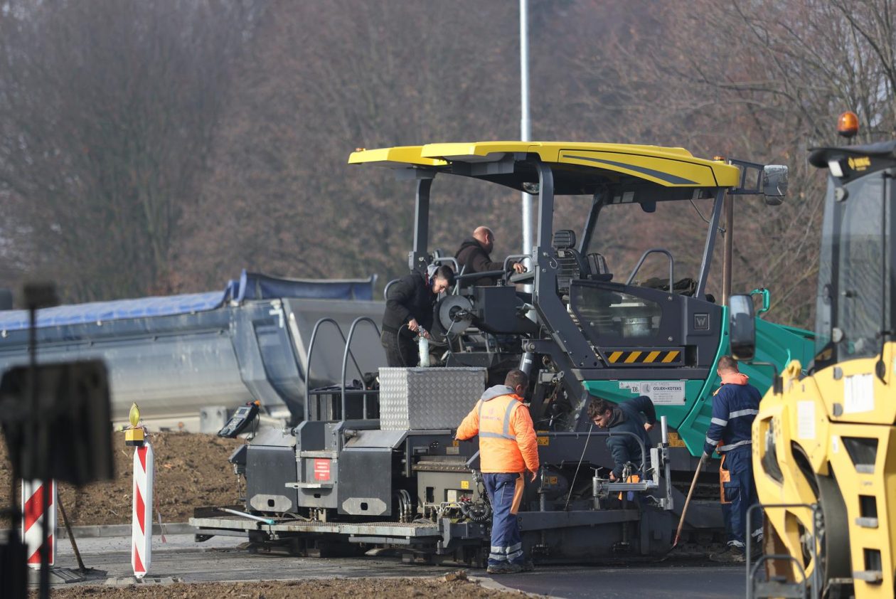 Osijek: Asfaltiranje novog kružnog toka kod istočnog ulaza u grad Osijek: Asfaltiranje novog kružnog toka kod istočnog ulaza u grad