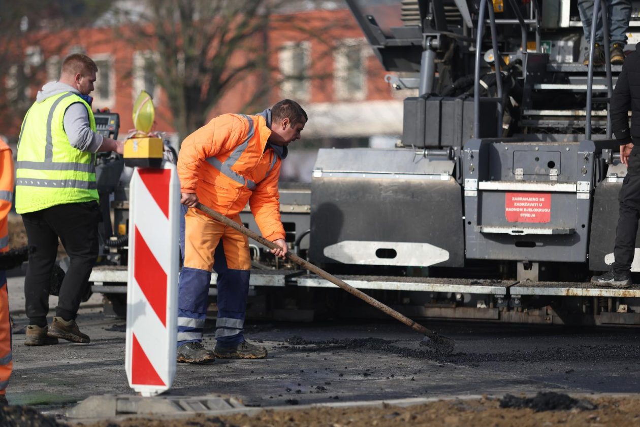 Osijek: Asfaltiranje novog kružnog toka kod istočnog ulaza u grad Osijek: Asfaltiranje novog kružnog toka kod istočnog ulaza u grad