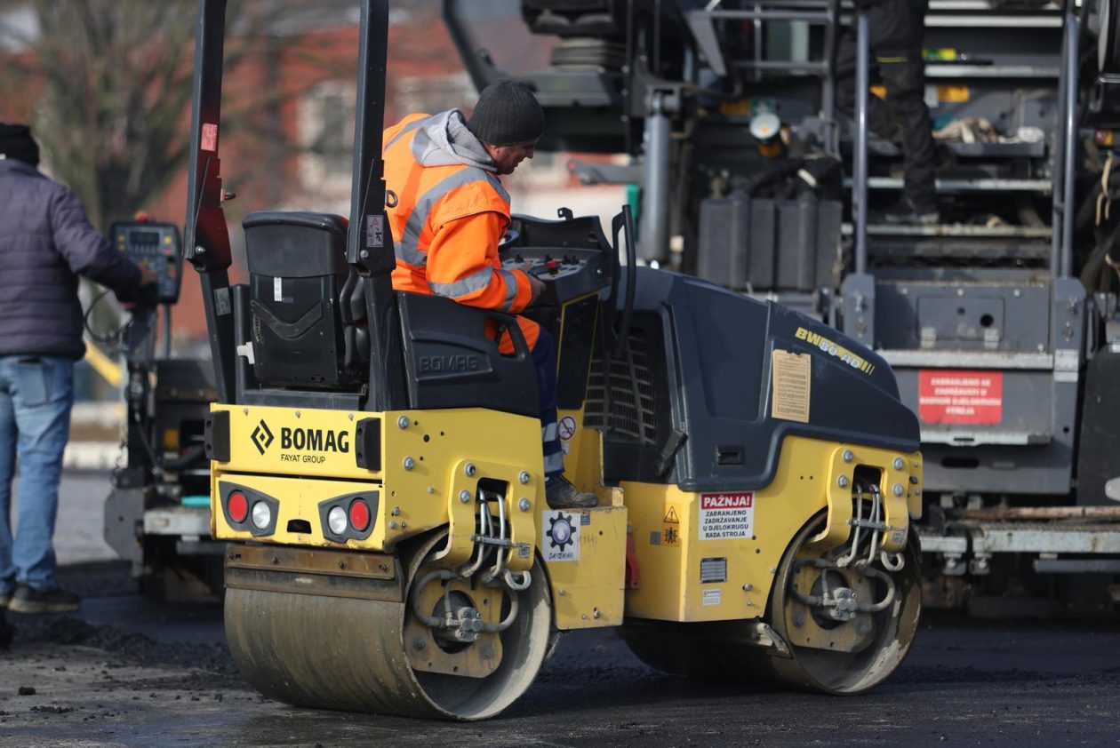 Osijek: Asfaltiranje novog kružnog toka kod istočnog ulaza u grad Osijek: Asfaltiranje novog kružnog toka kod istočnog ulaza u grad