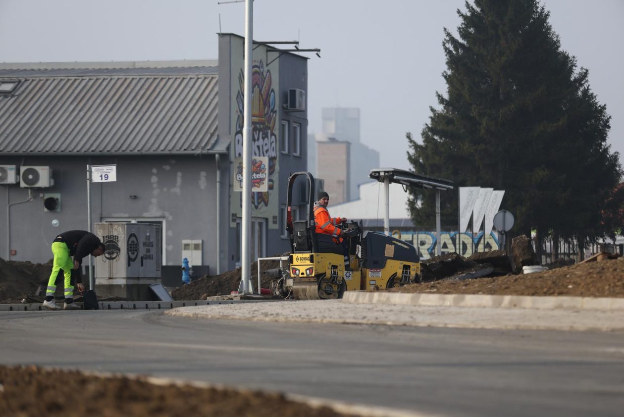 Osijek: Asfaltiranje novog kružnog toka kod istočnog ulaza u grad Osijek: Asfaltiranje novog kružnog toka kod istočnog ulaza u grad